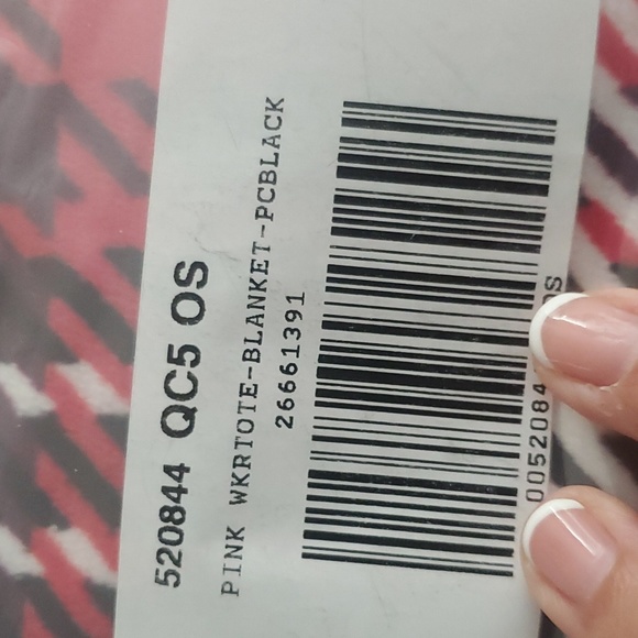 VICTORIA'S ❤️❤️SECRET PINK CHRISTMAS PLAID TOTE AND BLANKET💚❤️💚 - Picture 7 of 8